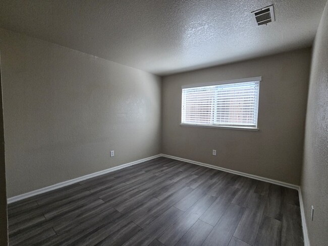 Building Photo - Beautiful 2 bedroom 2 bathroom condo in Or...