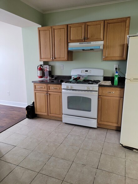 Kitchen cooking area - 402 E 18th St
