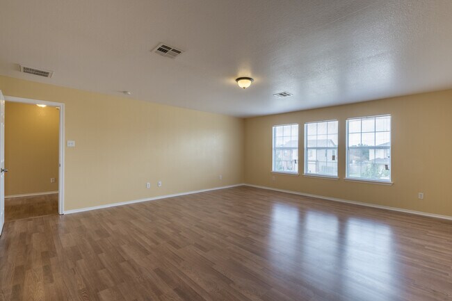 Building Photo - Spacious 4-Bedroom Home in Prime Round Roc...