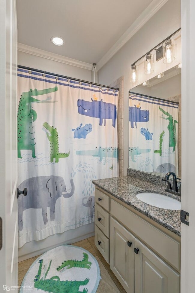 Building Photo - Beautiful 4 bedroom/4 Bathroom Home with a Peaceful Backyard