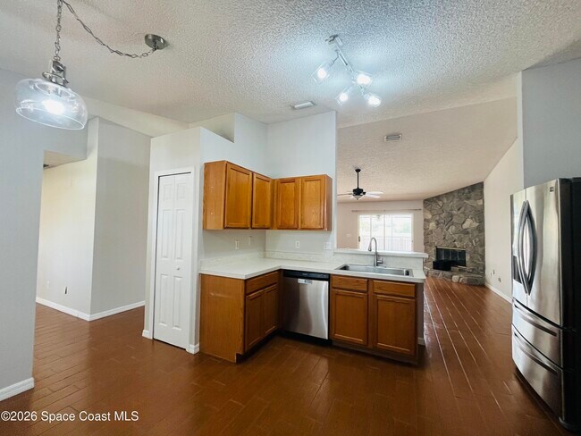 Building Photo - 829 Honeysuckle Dr