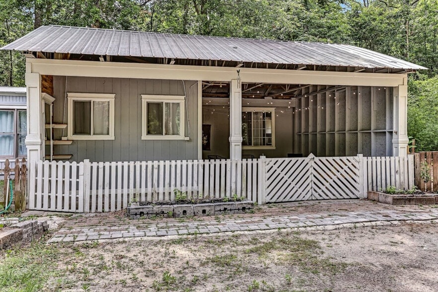 Building Photo - 561 Mendel Ave