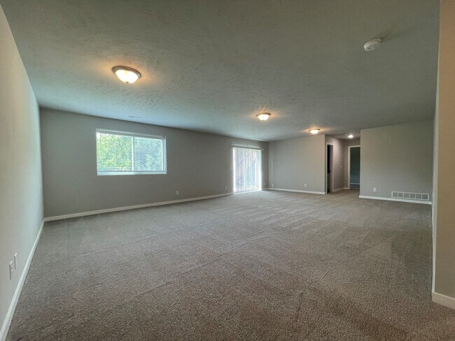 Building Photo - Large Home in Bellevue for Rent!