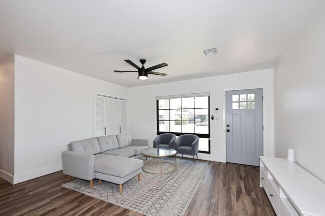 Building Photo - 716 W 11th St