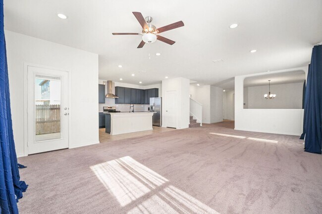 Building Photo - 4 bedroom with office and loft just South San Antonio