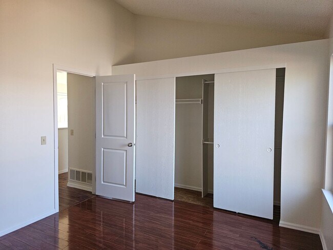 Building Photo - 3 Bedroom Raised Ranch Duplex with Garage Space