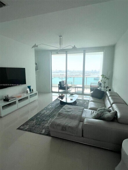 Building Photo - 900 Biscayne Blvd