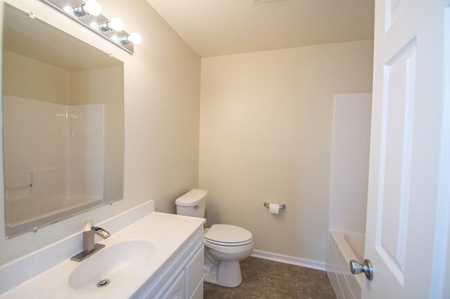 Building Photo - "Charming 3-Bedroom Retreat with 2 Full Ba...