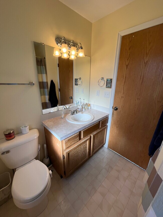 Full Bath - 2960 W Stuart St