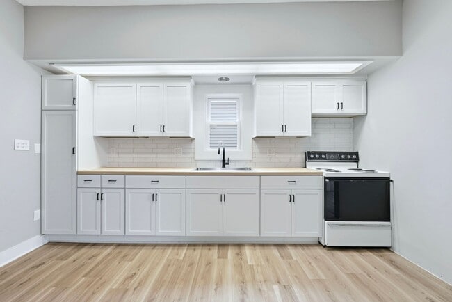 Building Photo - Move-In Ready with Bonus Storage Space!