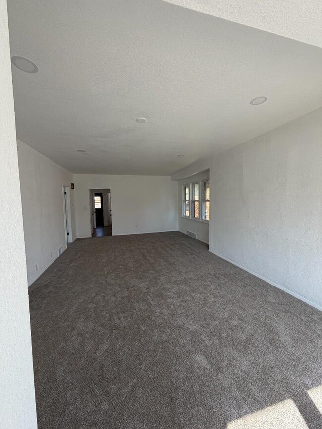 Building Photo - 3770 E Somers Ave