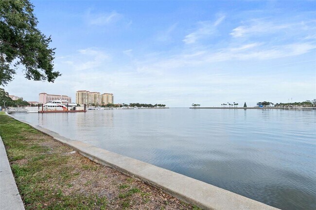 Building Photo - 176 4th Ave NE