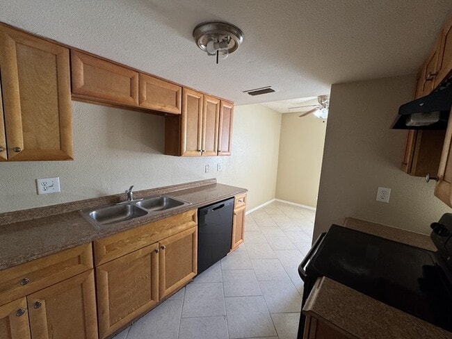 Building Photo - Glendale 2-br Townhome With Carport