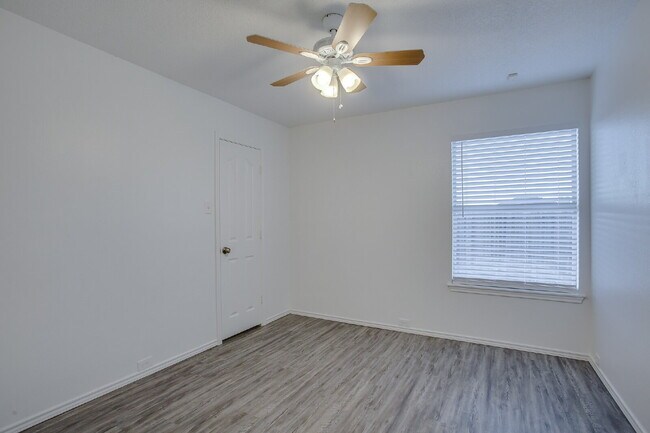 Building Photo - Updated 3/2/2 in Cooper!
