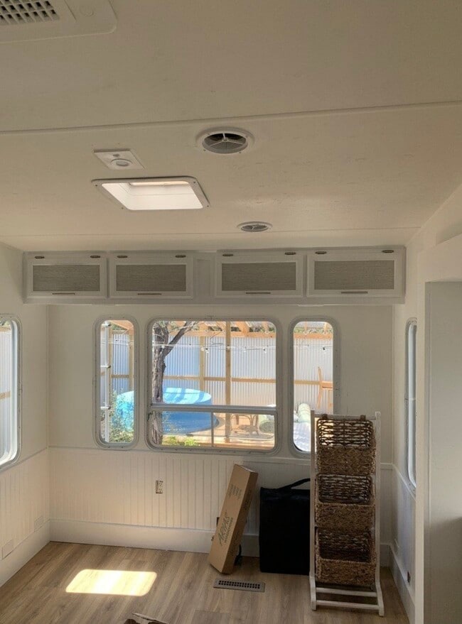 Building Photo - 755 Elmhurst Dr