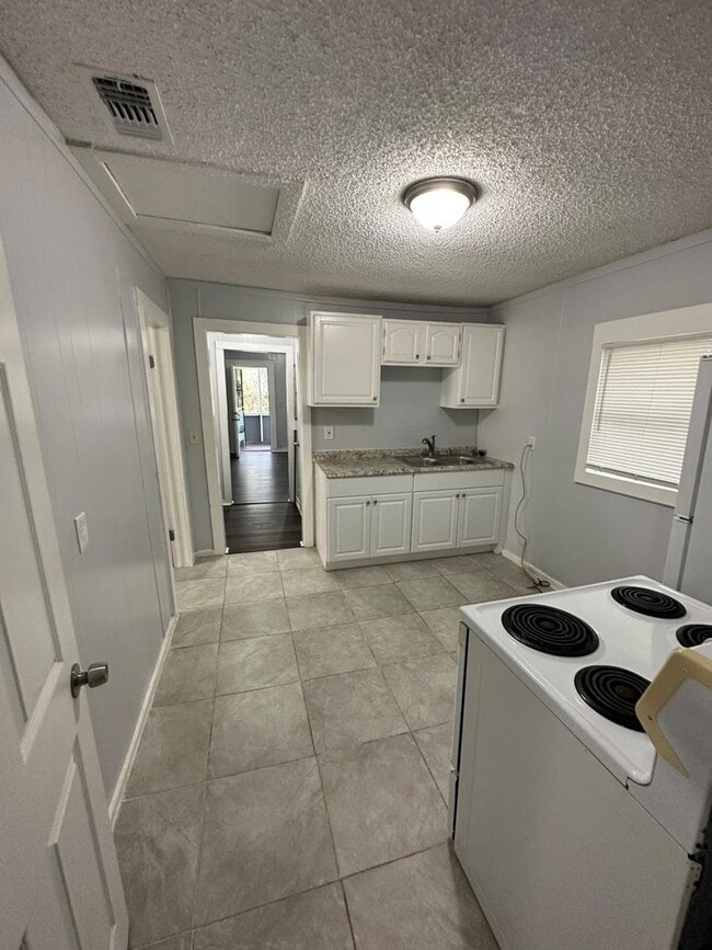 Building Photo - Fully Renovated 2/1 Single Family Available Now!