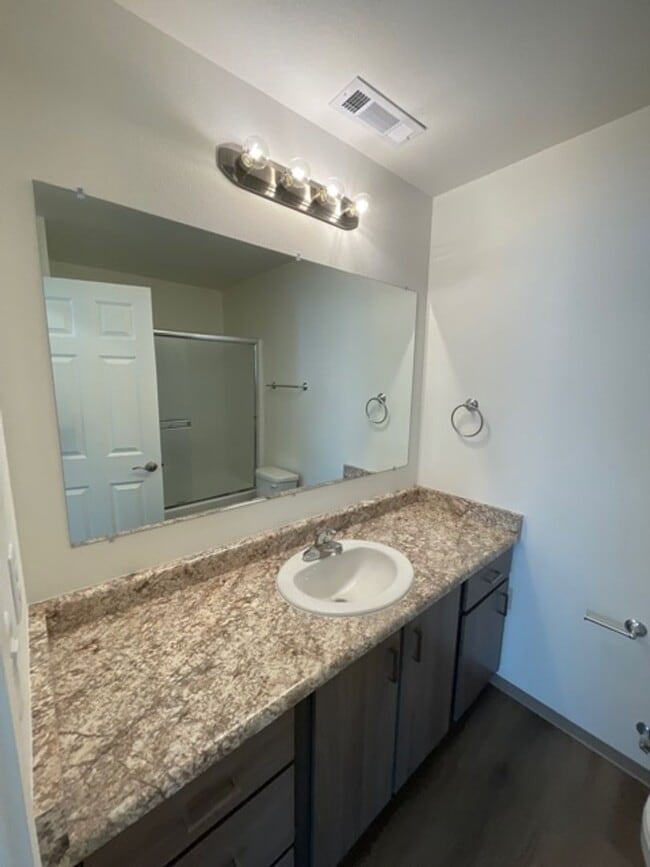 Building Photo - 2 STORY DUPLEX IN THE HEART OF PHOENIX OREGON