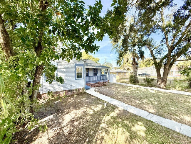 Building Photo - 3308 N Avon Ave