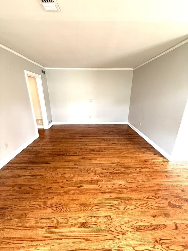 Building Photo - ** 3 Bed 1 Bath Located in Montgomery Heig...