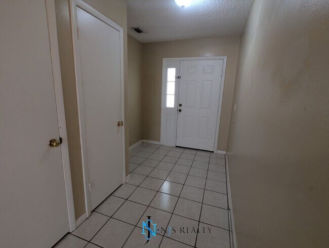 Building Photo - Large 2/2/1 with community pool, primary s...