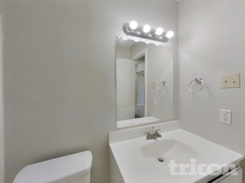 Building Photo - 1911 Deaf Smith Dr