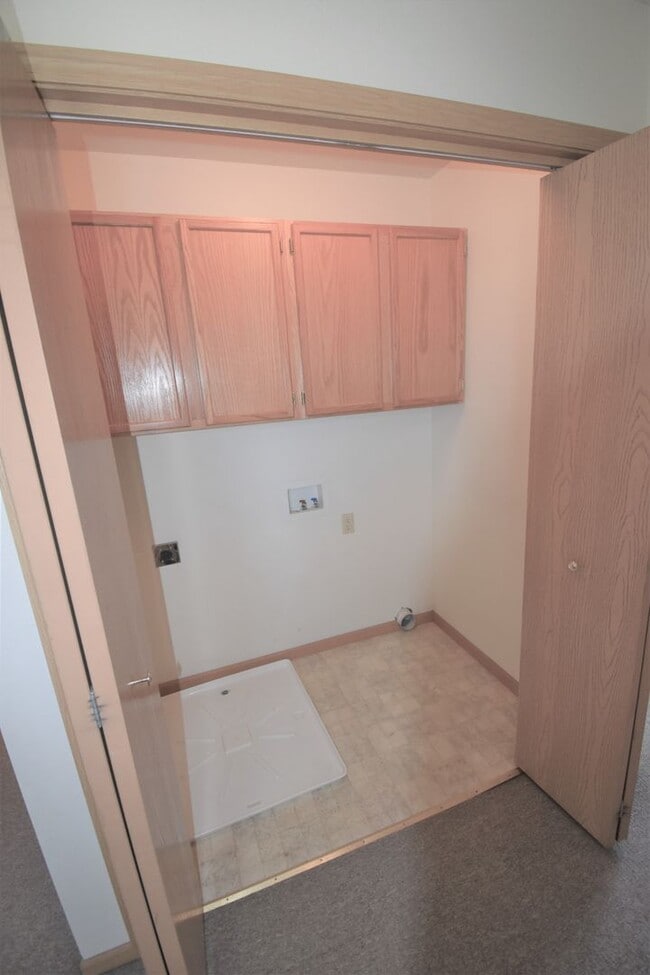 Building Photo - 3Bed 1.5Ba Townhouse with GARAGE! Great Location!