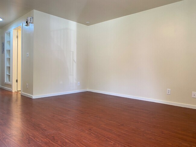 Building Photo - 817 W Heather Ln