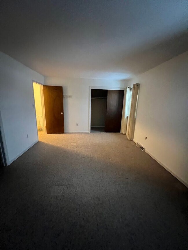 Building Photo - Now Available Spacious 3 Bedroom, 1.5 Bath Home