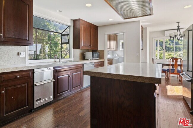Building Photo - 1478 Sunset Plaza Dr
