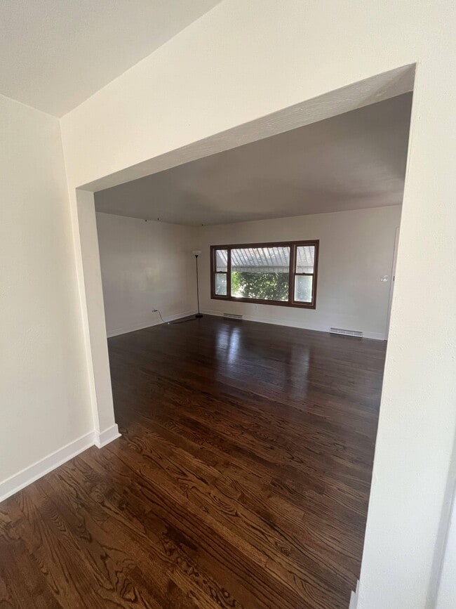 Building Photo - 6 Riverview Ln