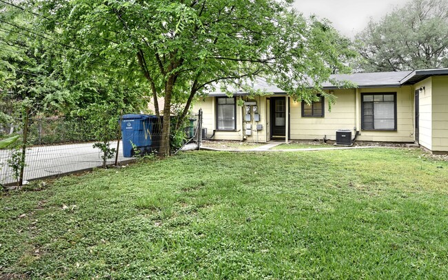 Building Photo - CHARMING DUPLEX: 2 BEDROOMS | 1 BATH | FUL...