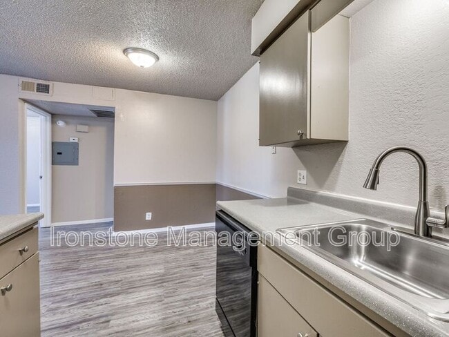 Building Photo - 5323 E 47th Pl