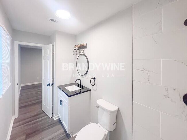 Building Photo - 324 Laurel Ln