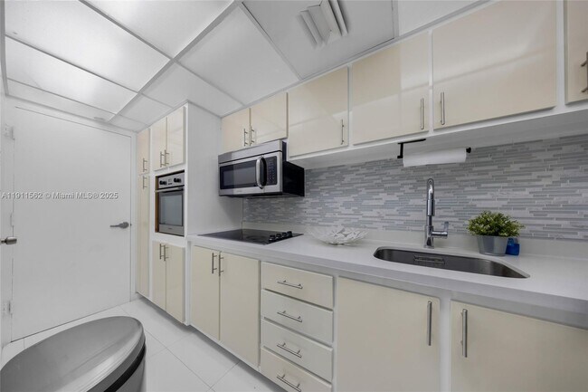 Building Photo - 1000 West Ave