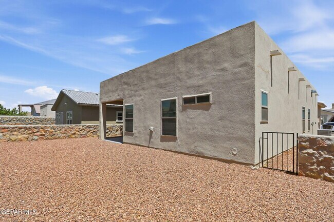 Building Photo - 737 Sculcoates St