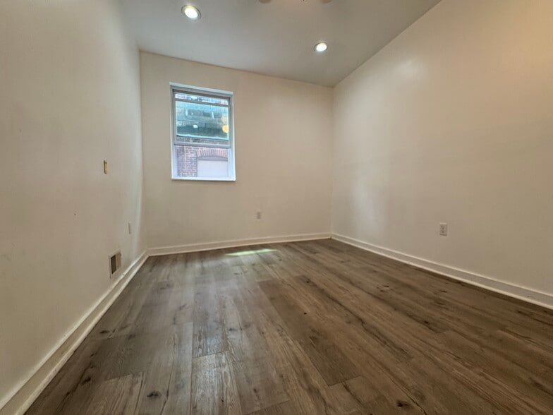 Building Photo - 5807 Hobart St