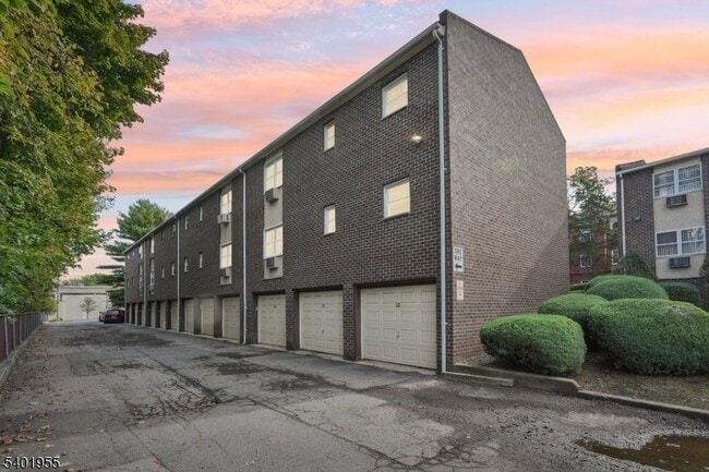 Building Photo - 421 Bloomfield Ave