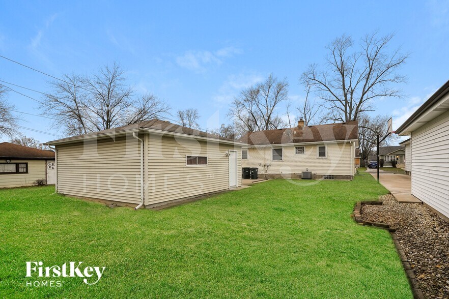 Building Photo - 18523 Oak Ave