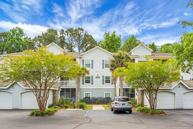 Building Photo - MOVE IN SPECIAL - 50% off First Month's Re...