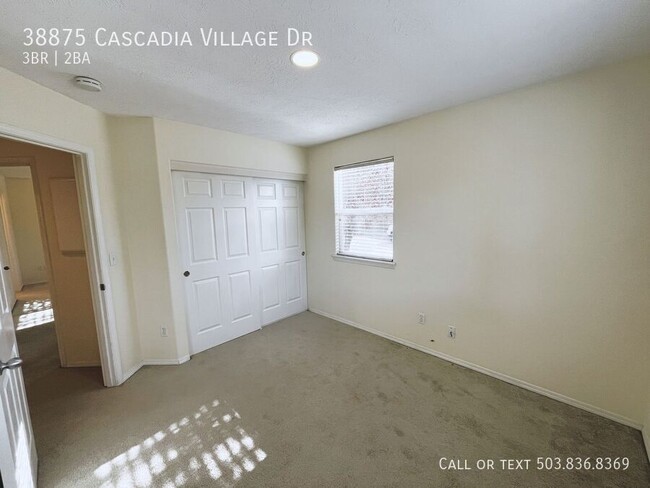 Building Photo - Light and Bright 3 Bedroom 2 Bathroom Home...