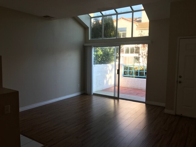 Building Photo - Rancho Del Mar Townhome in Central Temecul...