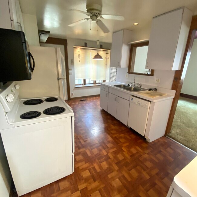 Building Photo - 1706 W Saginaw St