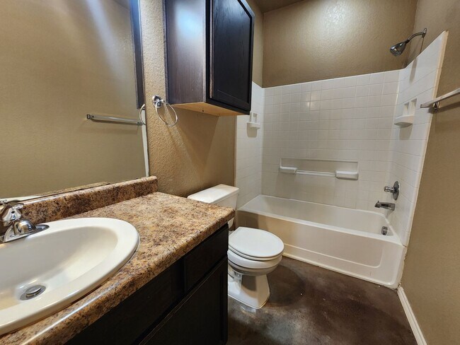 Building Photo - 3/2/1 Duplex w/ Stained Concrete Floors Th...