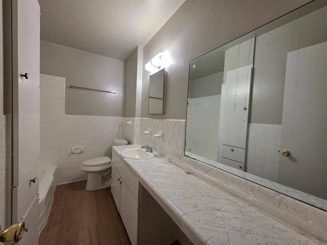 Building Photo - 701 E 45th St