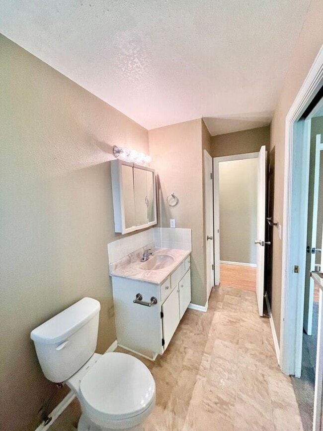 Building Photo - Charming Cottage-Style Ranch with Private ...