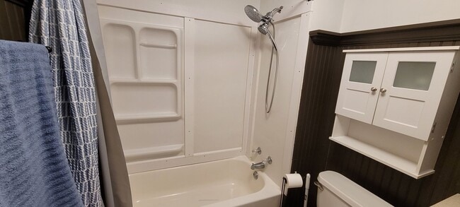 Building Photo - Fully Furnished 3 Bedroom Cabin