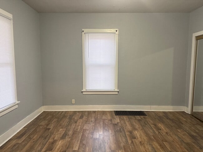 Building Photo - 1228 E Oak St