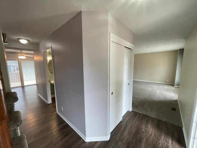 Building Photo - Home For Rent Bellevue!