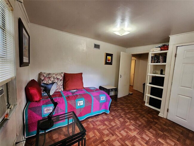 Building Photo - 1030 NE 9th St