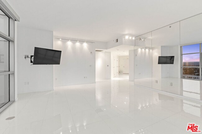 Building Photo - 13700 Marina Pointe Dr